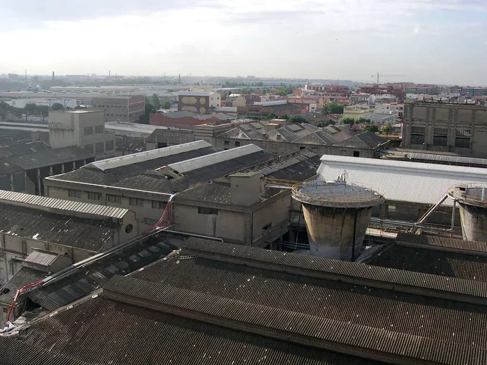 Cubiertas de naves industriales, el tipo de instalación donde suele aparecer fibrocemento.
